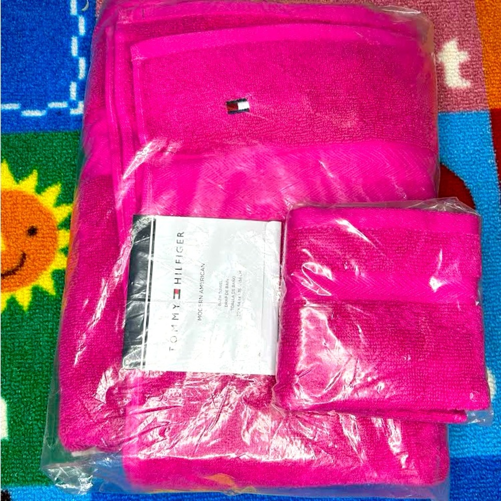 Tommy Hilfiger Towel And Wash Cloth Set Hot Pink